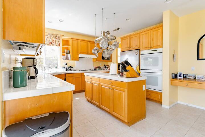 HUGE 6 bdrm Lux (Early bird rate increases soon!) gallery image 3