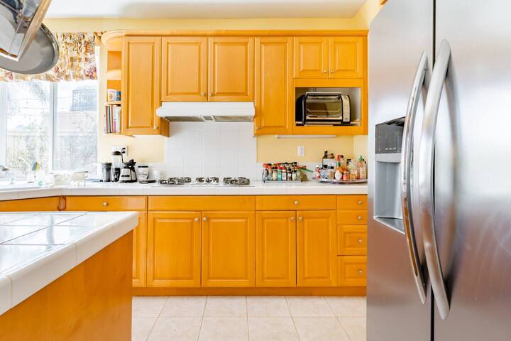 HUGE 6 bdrm Lux (Early bird rate increases soon!) gallery image 4