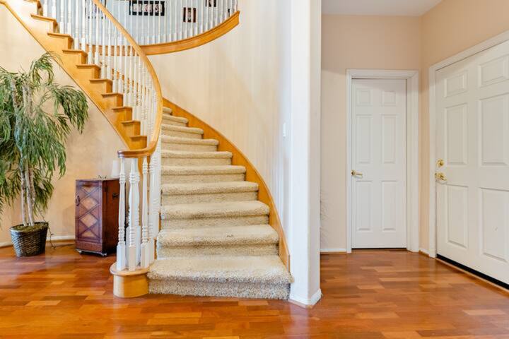 HUGE 6 bdrm Lux (Early bird rate increases soon!) gallery image 2