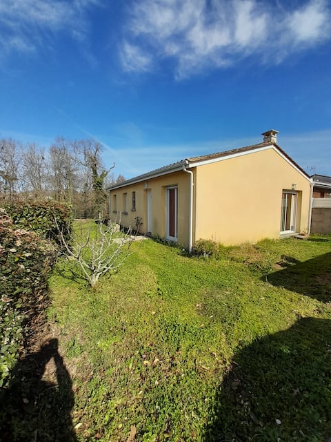 House with garden in the center of Créon