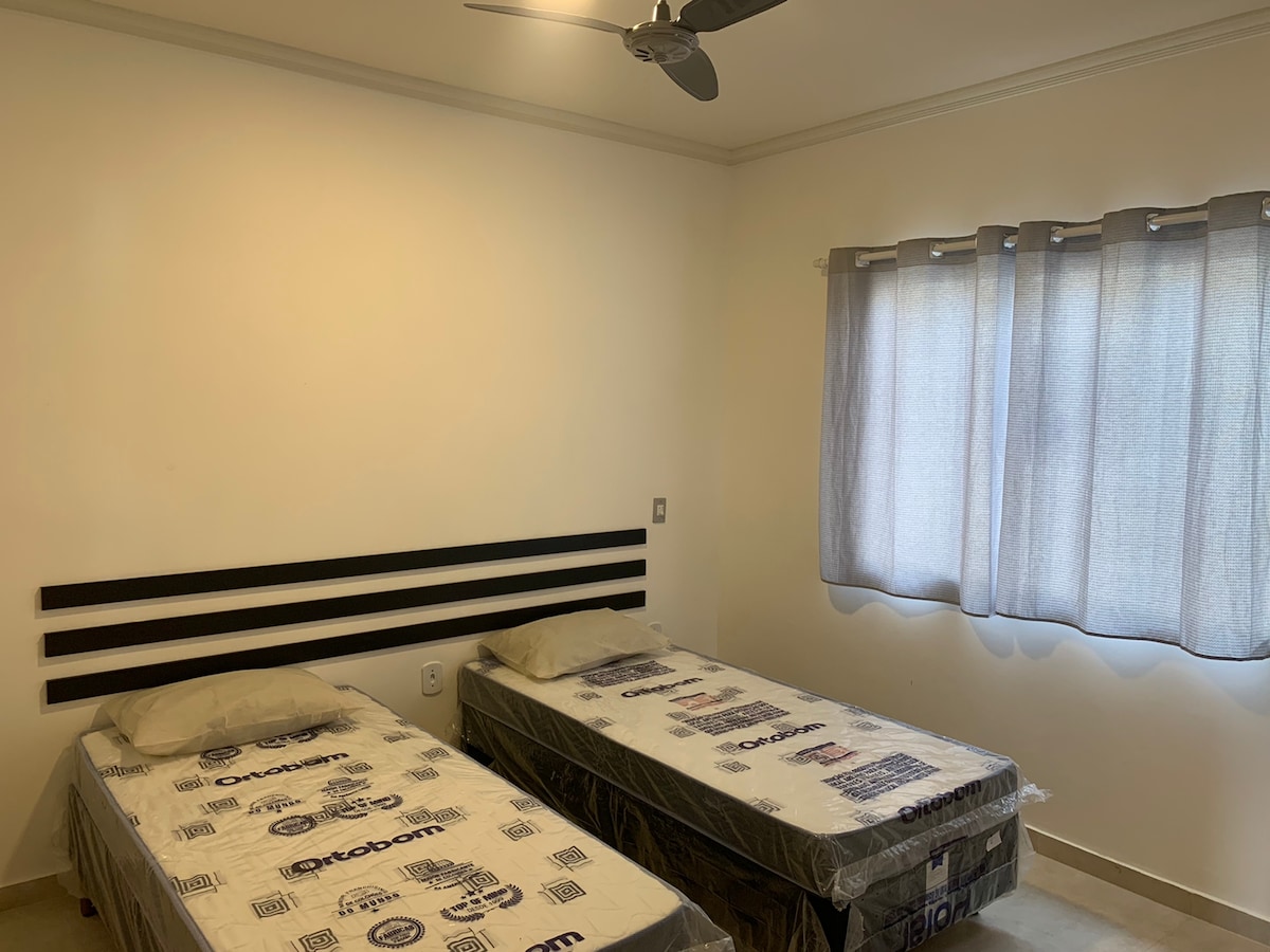 单人套房，配有两张单人床和吊扇。 另外两张床垫可以入住隔壁房间或套房楼层。