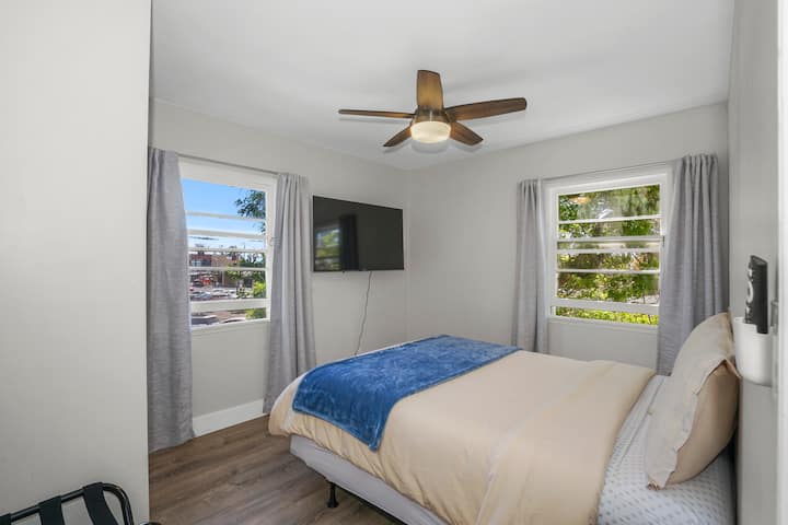 Dormitorio 2 con portaequipajes y TV inteligente de 55pulgadas y mesitas de noche eléctricas