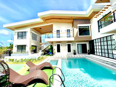 The Suite Life 2.0 with heated pool & half court