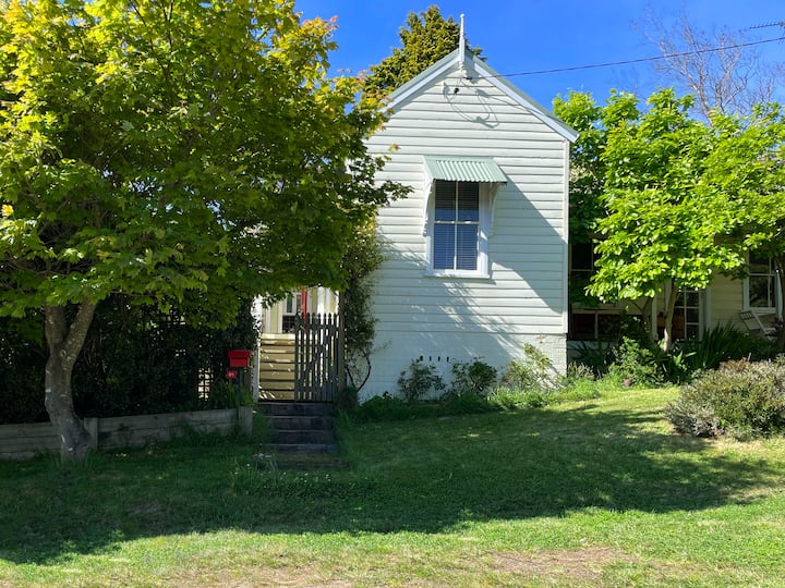 Hillside Mountain Cottage & sunny private garden