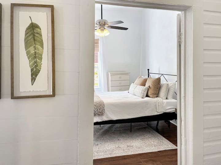 Pumzika kwenye wingu katika chumba chetu cha kulala cha nyuma.