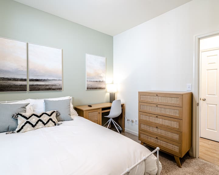 מיטת קווין סייז נוחה, שולחן, כיסא וטלוויזיית LCD