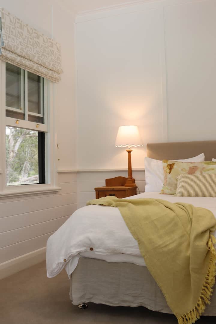 Bedroom 2 - Queen bed with Ecodownunder bed linen and Sheridan towels. 