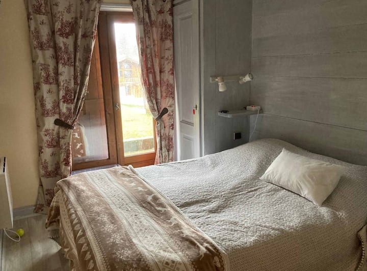 חדר שינה בקומת הקרקע עם מרפסת מרוצפת קטנה, פונה מערבה על האראביס.