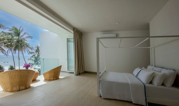 Основна спалня с изглед към морето