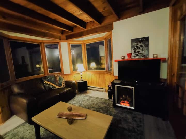 焚き火の前で丸くなったり、テレビを見たり、良い本を読んだりしましょう。くつろぐのに最適な空間です。