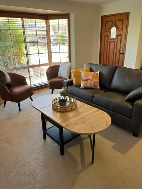 Walk in, walk out! Under 30 mins to Canberra CBD!