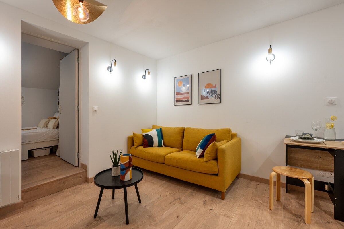 Salon avec canapé-lit rapido véritable matelas pour des nuits confortables 