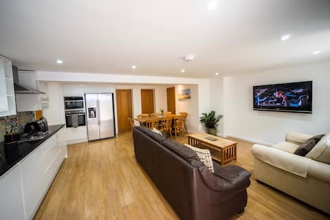 Popular Airbnb listing: Luxury Apartment near beach, town and harbour in Torbay