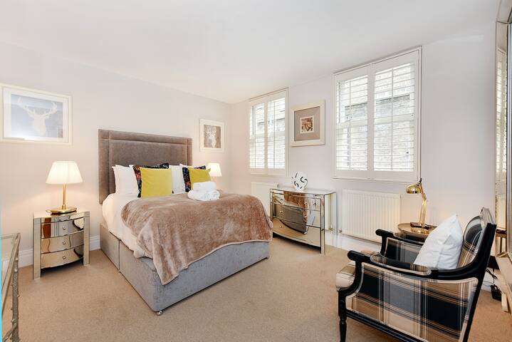 Large South Kensington Mews House £2m 2Bed Air Con gallery image 5