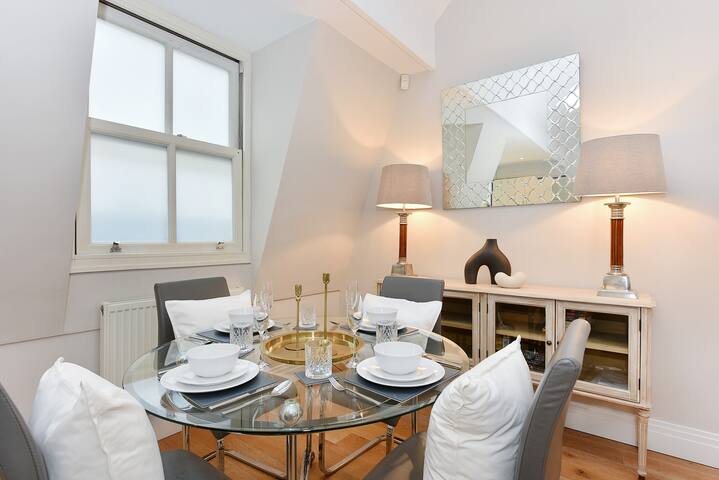 Large South Kensington Mews House £2m 2Bed Air Con gallery image 3
