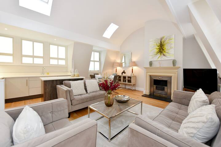 Large South Kensington Mews House £2m 2Bed Air Con gallery image 2