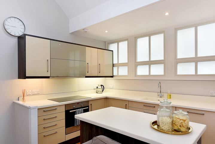Large South Kensington Mews House £2m 2Bed Air Con gallery image 4