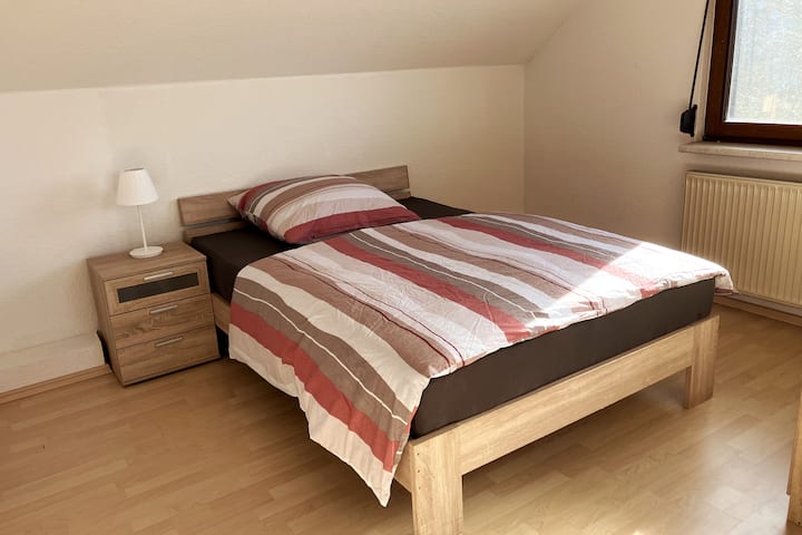 ห้องนอน (หมายเลข 3) ชั้นบน (เตียง 1.4 ม. x 2 ม.) เตียงเดี่ยว 0.9 x 2 ม. และตู้เสื้อผ้า