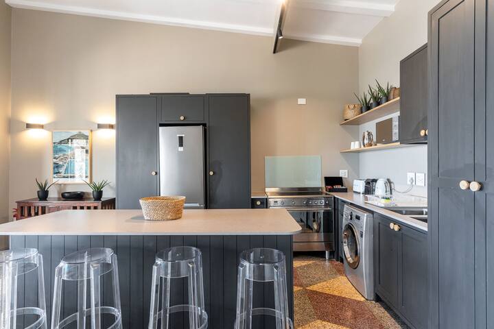 Tidal Pool – Modern Ocean View Apartment gallery image 4