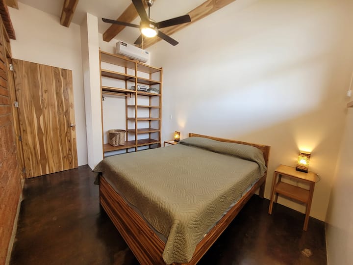 غرفة نوم مع الكثير من مساحة التخزين حتى تتمكن من الاستقرار فيها.