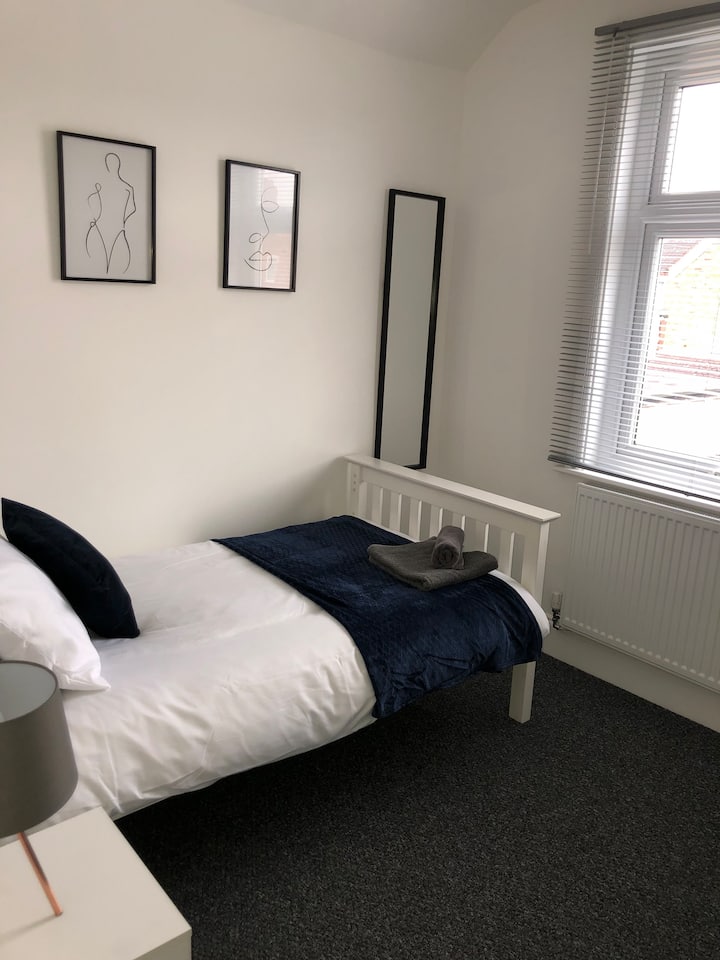 Private modern single room (2) Crewe Houses for Rent in Cheshire