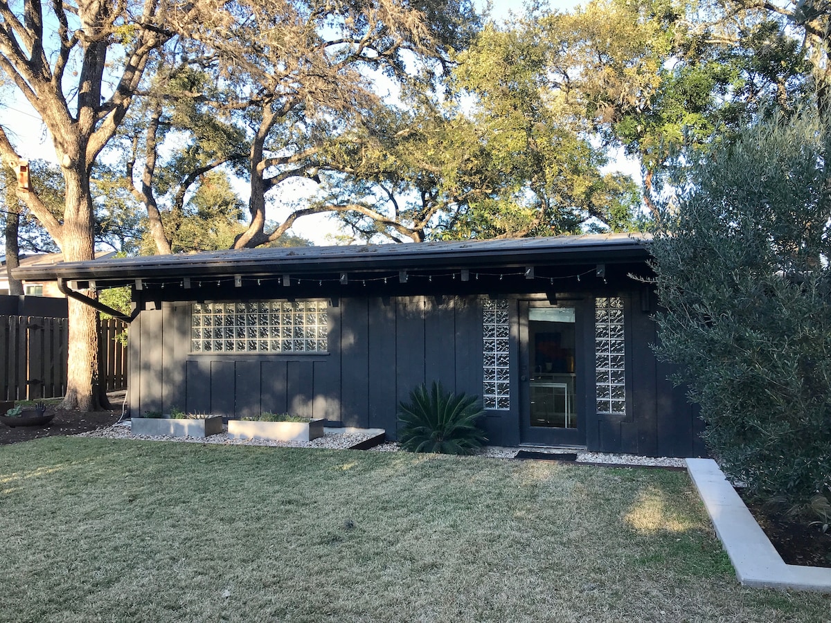 Standalone Bright Austin Bungalow