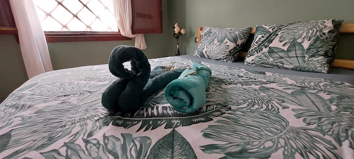 Taulo kubwa na ndogo zimejumuishwa.