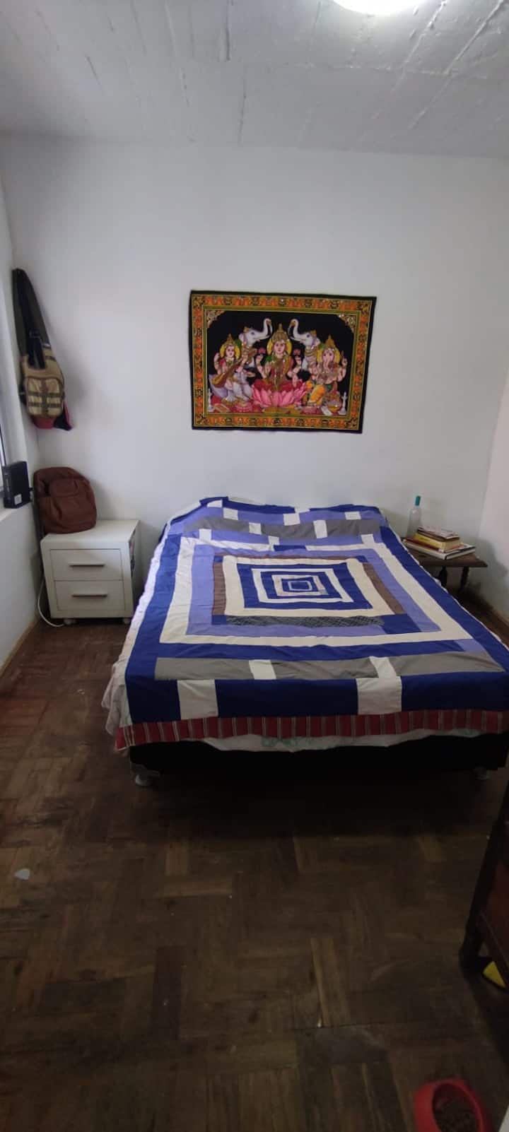 Lit super confortable, mais je vous recommande d'apporter votre oreiller, nous avons deux oreillers fins et simples. 

Nous avons des draps, taie d'oreiller, couvre-lit, couverture, serviettes de bain et de visage. Vous n'avez pas à vous en préoccuper. 