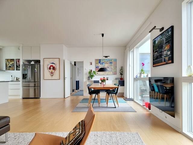 Luxury Penthouse Near City Centre · Free Parking gallery image 3