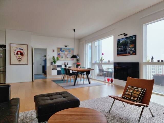 Luxury Penthouse Near City Centre · Free Parking gallery image 5