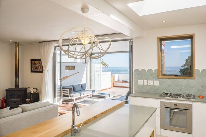 Location! Beachfront Villa gallery image 4