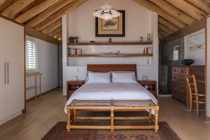 Location! Beachfront Villa gallery image 5