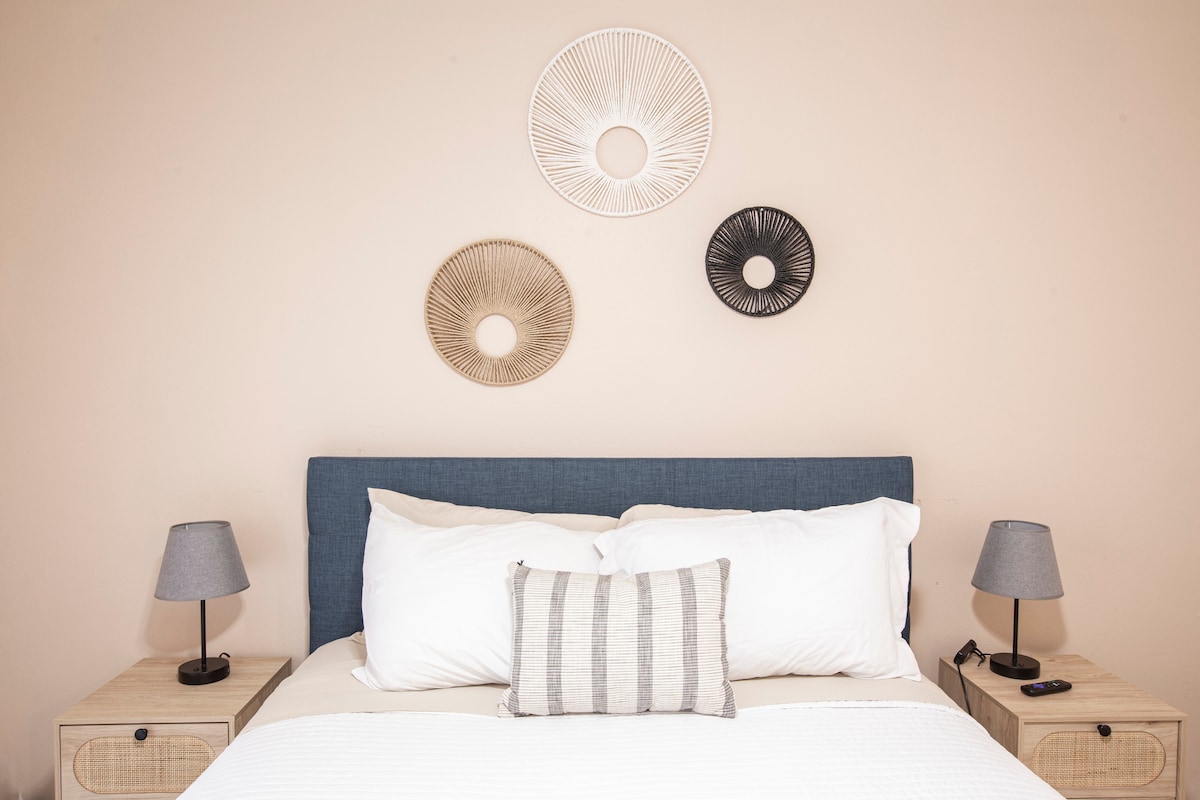 Zabavni boho umjetnički zidni ukrasi u drugoj spavaćoj sobi