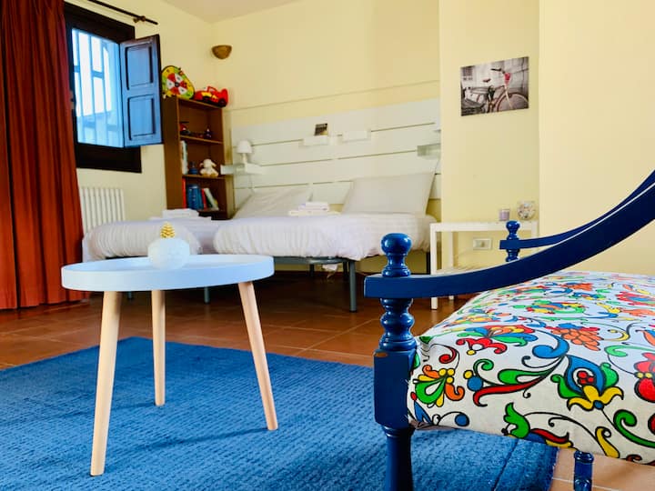 segunda habitación con baño privado, terraza y balcón.