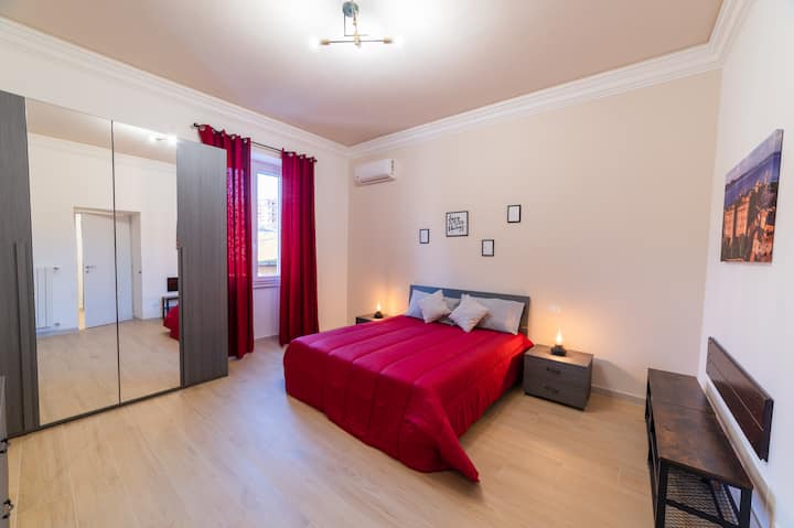 Chambre avec lit queen size, porte-bagages, grand placard et Smart TV 43''