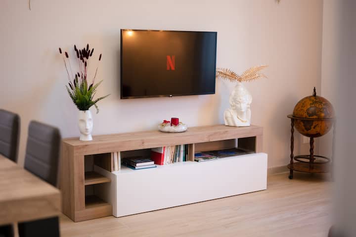 Élégant meuble de la salle avec Smart tv 43 pouces, livres pour adultes et enfants, jeux pour enfants à l'intérieur du meuble, carte