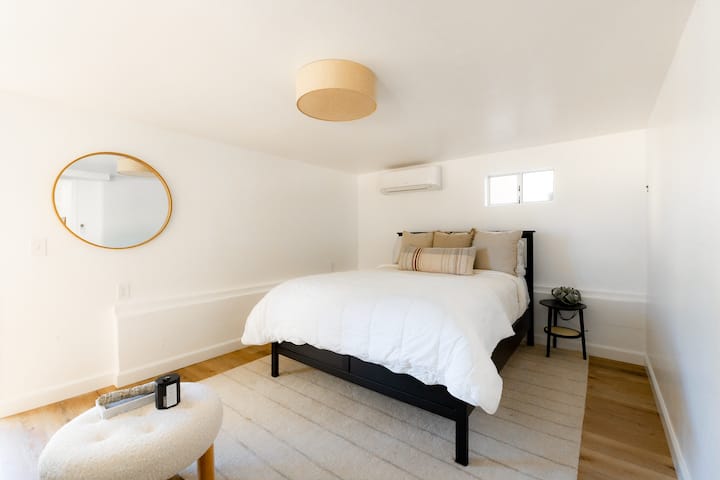 Veľká manželská posteľ. Izba má mini rozdelenie na kúrenie a klimatizáciu. Nenachádzajú sa v nich svietniky, ktoré lemujú posteľ. Nezobrazuje sa - nový stôl pod kruhovým zrkadlom