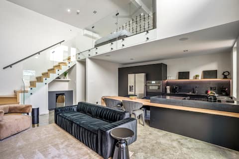 Top performing Airbnb: The O’Four Lofts - Midnight Lux in Greater Eastwood