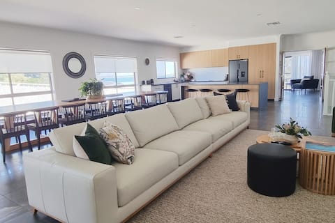Popular Airbnb listing: Rawson's Kingscote:2 Bathroom+4 Bedroom, Billiards in Kingscote