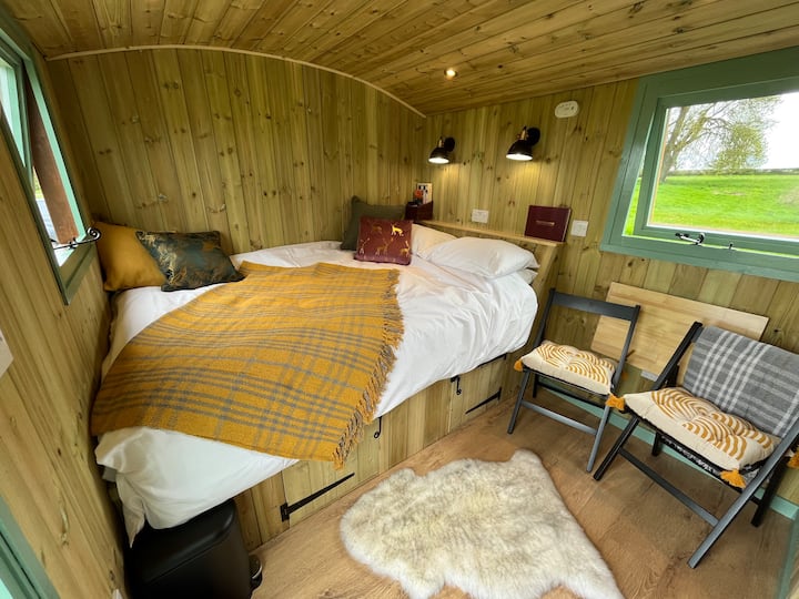Kitanda cha watu wawili kilicho na duvet nene ya goose-down na mito ya manyoya. Mikeka na mablanketi ya ziada yametolewa. Zulia la ngozi la kondoo sakafuni. Chini ya mfumo wa kupasha joto sakafuni. Madirisha mawili pamoja na sehemu thabiti ya juu ya mlango ambayo inaweza kufunguliwa. Rafu juu ya kitanda iliyo na soketi za chaja ya USB