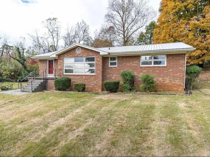 Plant Paradise Room 1 Houses for Rent in Johnson City, Tennessee