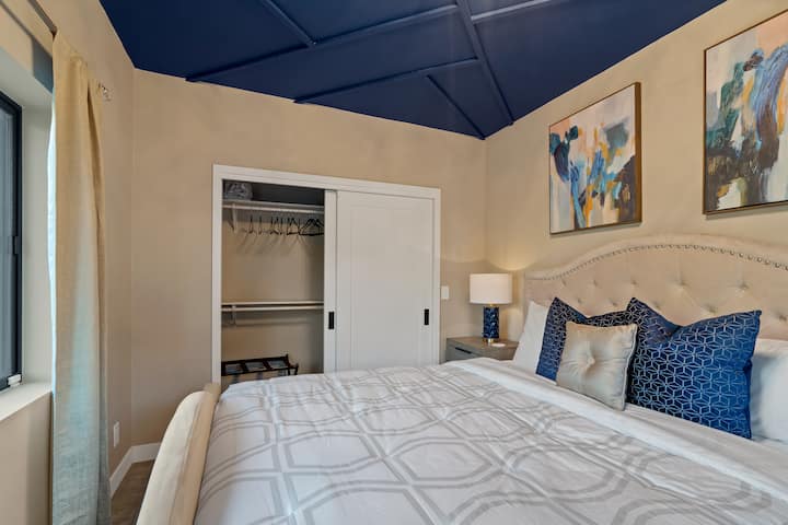 Спалня за гости с двойно легло king size в Калифорния, 55 в телевизор, безжична станция за зареждане 