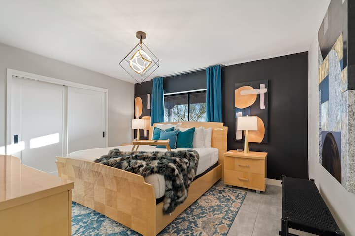 Спалня за гости с луксозен En Suite, калифорнийско двойно легло 55in телевизор и безпрепятствен изглед към града