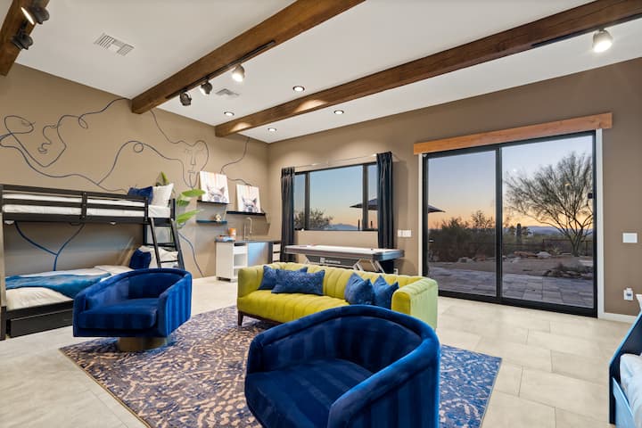 Спалня за гости с 2 двуетажни легла, кът за сядане, маса за въздушен хокей, 4 55in телевизора, достъп до задния двор