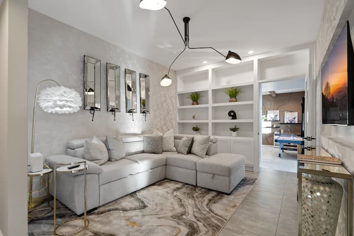 Дневна/всекидневна с разтегателен диван, 55 телевизора и модерно обзавеждане 