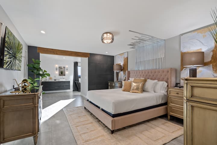 Основна спалня със самостоятелен санитарен възел, безжични станции за зареждане, суперголямо двойно легло, 55 - инчов телевизор, огледало за тяло