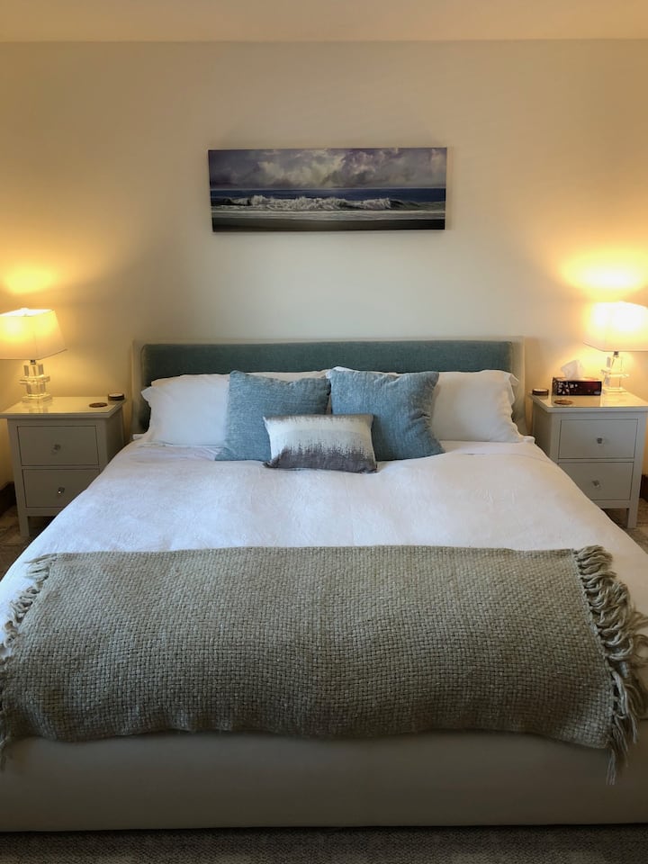 Во нашата втора спална соба има и брачен кревет (широк 150-179 см). Во плакарот ќе најдете пакување и игра за нашите гости со мали деца. 