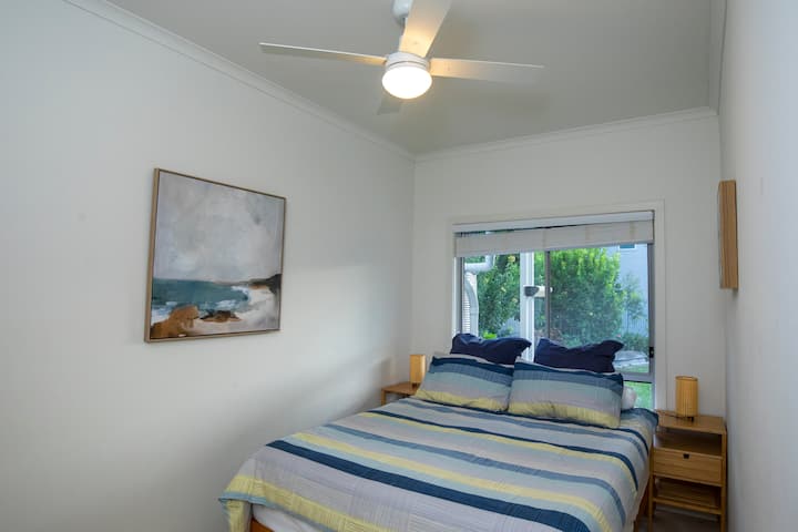 Საძინებელი 4 დაბლა - საწოლი 152 × 203 სმ