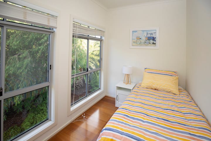 Საძინებელი 3 ზემოთ - ერთადგილიანი საწოლი