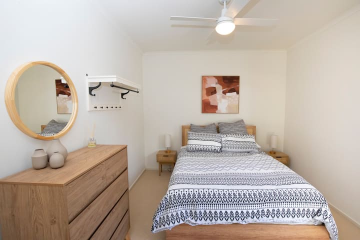 Საძინებელი 5 დაბლა - საწოლი 152 × 203 სმ